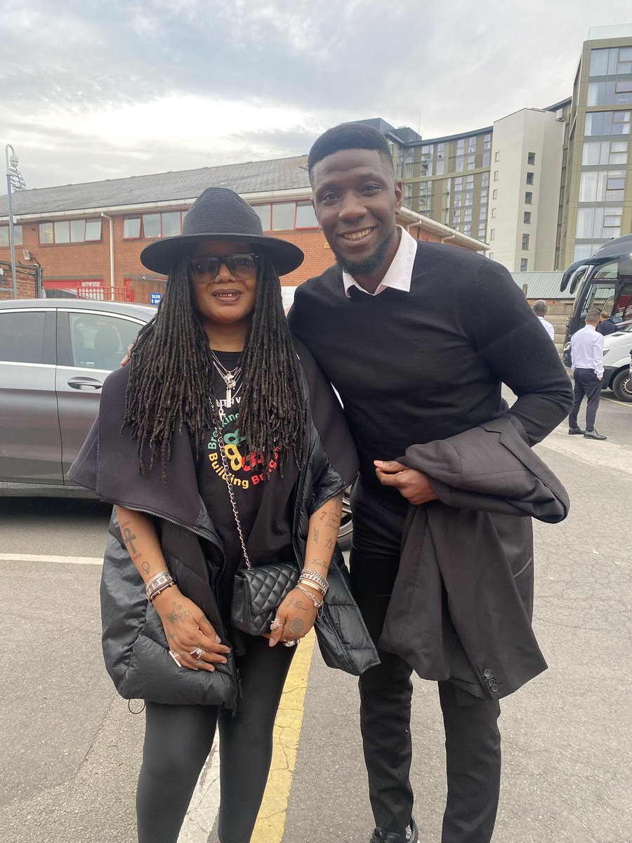 BBBB_Nottm's tweet photo. Yesterday our CEO Maxine Cockett was invited by #nottinghamforestcommunitytrust
#grahammoran to watch #nffc 4th premier league game, a battle for 3points. 

She managed to meet a few players from the opposing team on their way home

🖤❤️💛💚

#youreds #NFFC #NOTTINGHAM #THFC https://t.co/3WGATQRwo2