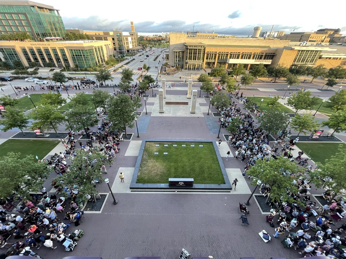 @HankinsAlec was first in line for <a href="/AggieFootball/">Texas A&M Football</a> 12th Man ticket pull. Started camping out at 8pm on Friday. His sidekick Alex, had been there to support as well. 
Alec has an 8:35am class &amp; then a long nap!  Thx for the dedication Alec &amp; the 12th Man🏈👏👍