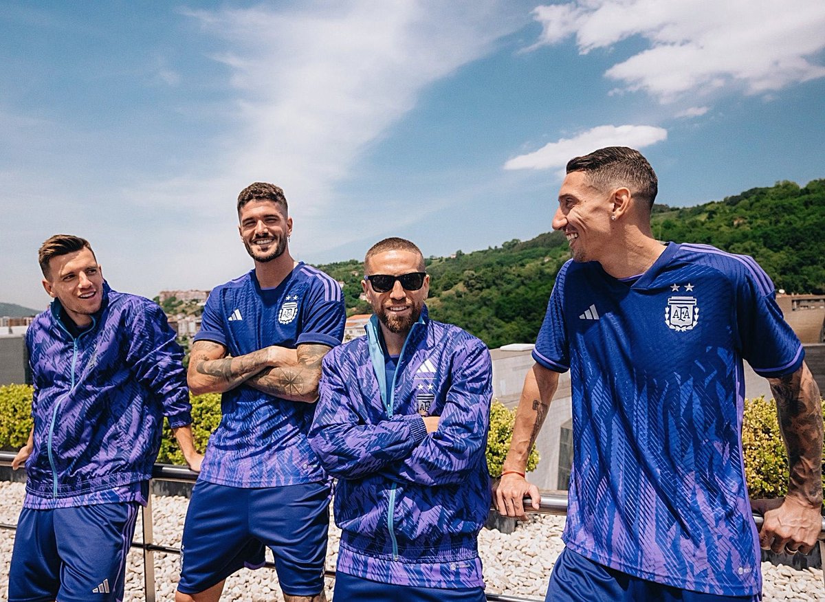 porquetendencia's tweet photo. "Adidas":
Porque presentó la camiseta alternativa de la Selección Argentina para el Mundial #Qatar2022 https://t.co/VpykZKDiLA