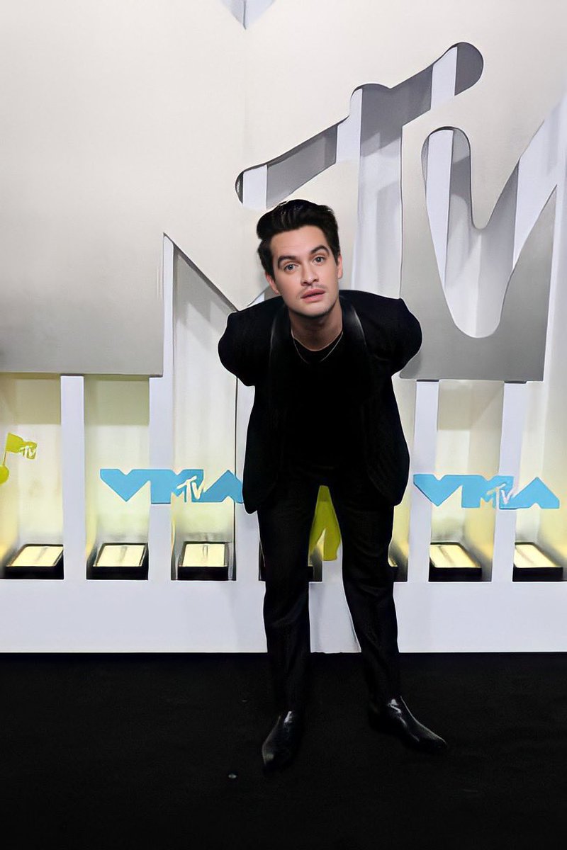 urielyrow's tweet photo. Hi Frens! I'm back! Sharing some of the new Content of our favorite boy Brendon Urie ❤️‍🔥 https://t.co/GfzisSHPHo