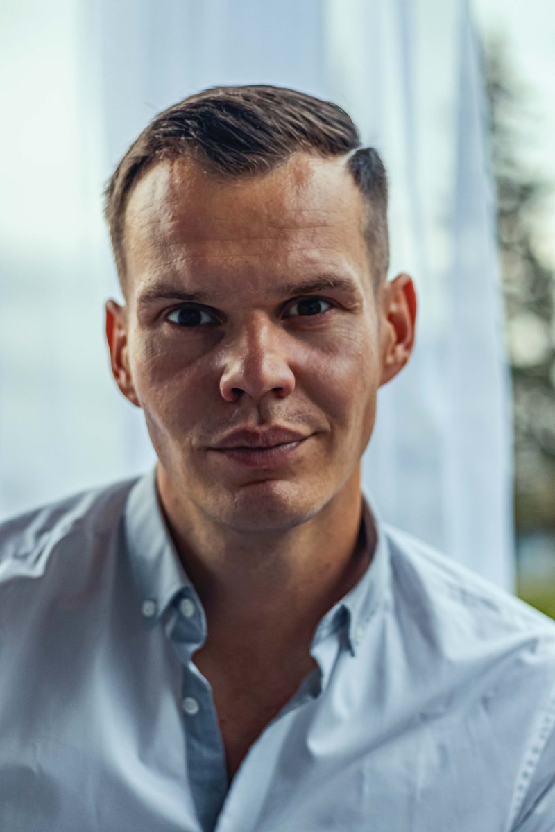 hanaboso's tweet photo. Fotograf, pejskař, projekťák, finanční manažer, hráč PSka, sportovec a hlavně otec! To všechno je Dušan. Kromě vyjmenovaného má ale ještě superschopnost, že dokáže zařídit cokoliv, a to s maximálním nasazením. 

Více o Dušanovi najdete na Hanaboso IG a FB účtech! 
#hanabosopeeps https://t.co/BQruDnBSsw