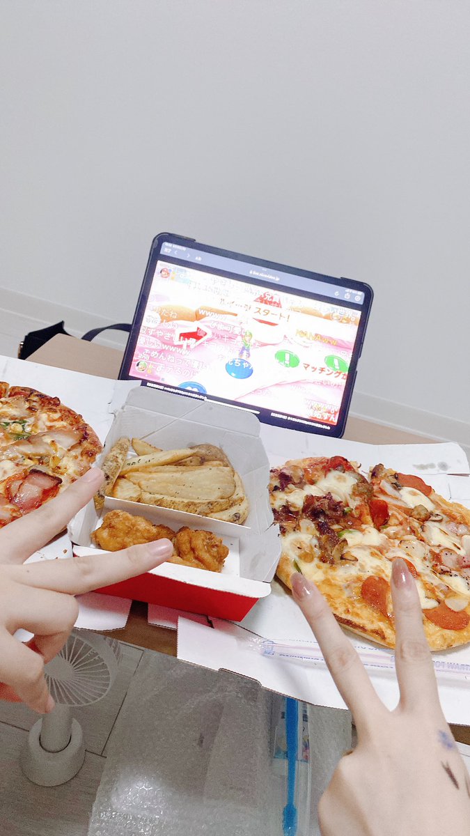 「今日は友人の引っ越しのお掃除と、ベットの組み立ての手伝いした後に2人でドミノピザ」|お茶　べつあかにもきてねのイラスト
