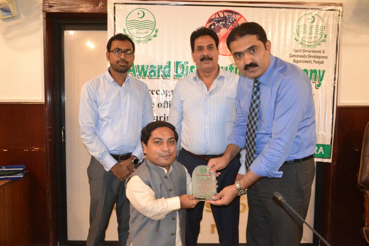 Zohaibabbasss's tweet photo. Received my appreciation shield from w/ @DC_OKARA for dengue week activities performed by tehsil Renala Khurd in befitting manner. @Kausarcsp https://t.co/Bf3DaC4GS4