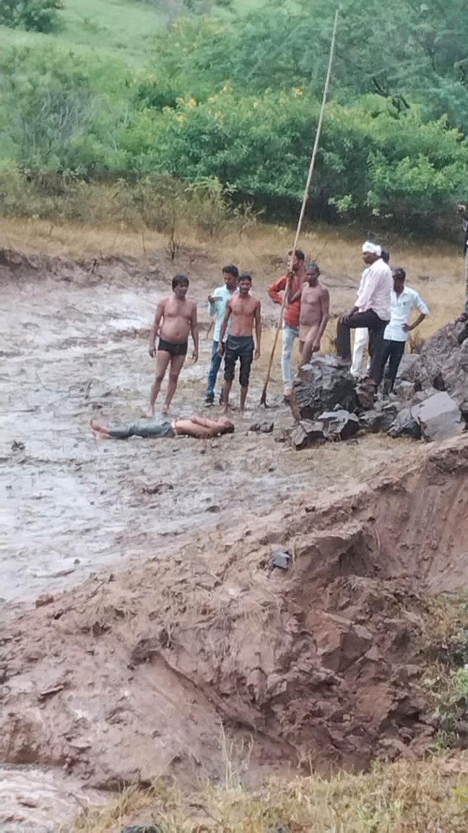 bhinamala's tweet photo. #रानीवाड़ा : तालाब में डूबने से एक बालक की
दर्दनाक मौत, ग्रामीणों की सहायता से शव को
निकाला बाहर, घटना की सूचना मिलते ही तावीदर
स��पंच व करड़ा पुलिस पहुंची मौके पर, रानीवाड़ा
तहसील के लाखावास गांव की घटना
@JalorePolice https://t.co/jYfhP3V8xd