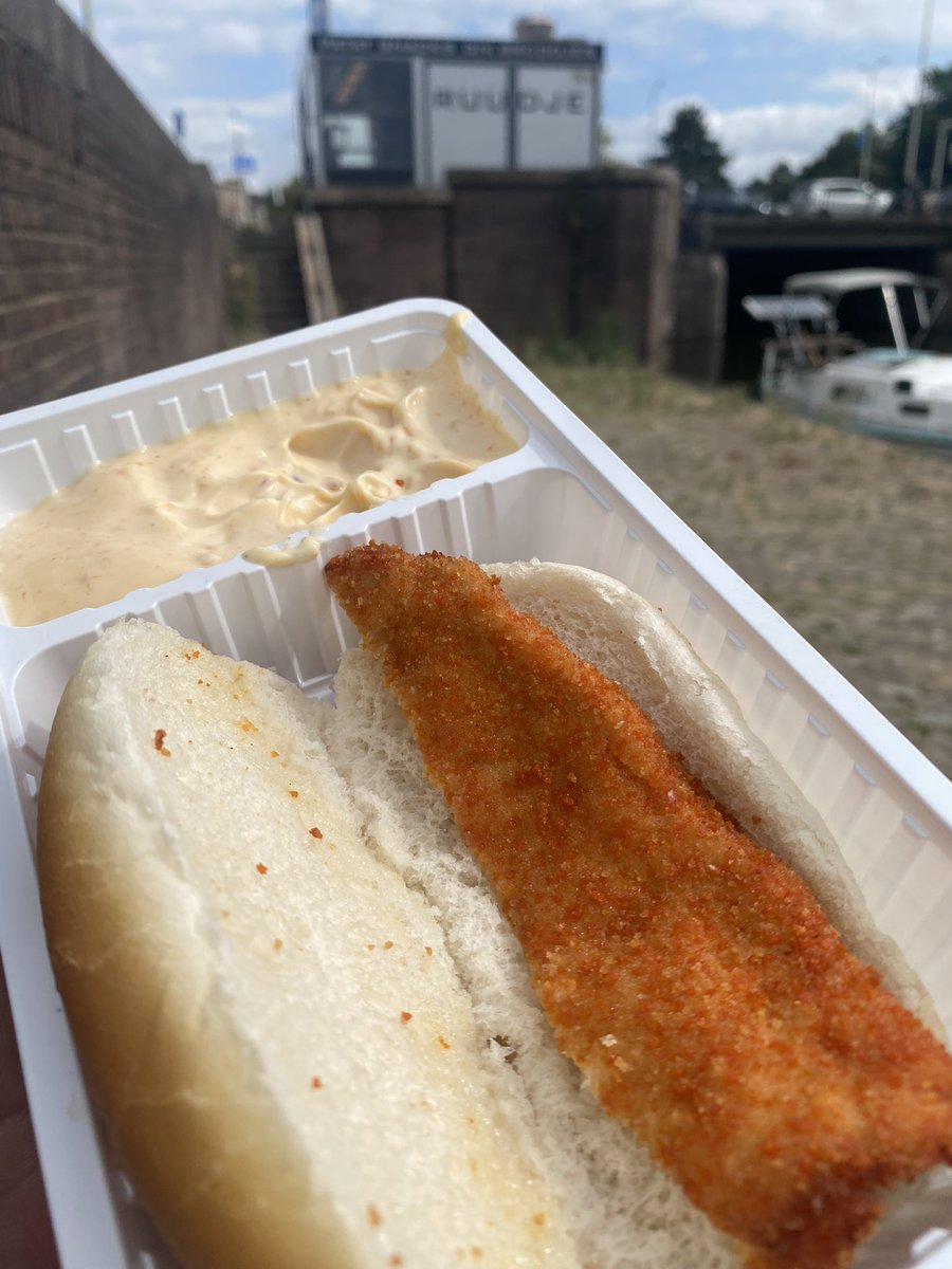 pedasan's tweet photo. @Mark_Jan @willemgrool Ik reed net langs Ruuds viskraam en dacht waarom ook niet. #nachtdienstvoer #kipschnitzel #extrabroodje #katjangsaus https://t.co/TcD0dASmbo