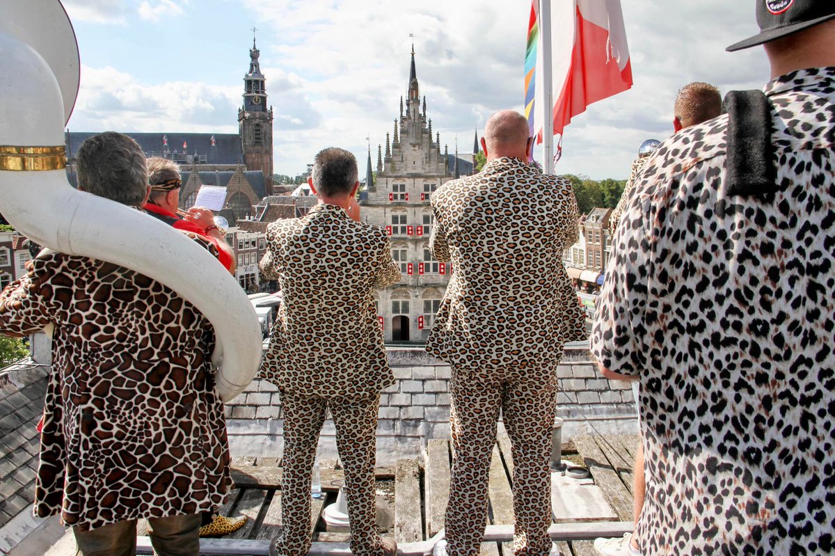 RaymondAarsman1's tweet photo. Goudse dweilorkest Wildebrazz op het dak van de Goudse Waag zaterdag jl. 12:00  uitkijkend over de Markt van #Gouda. https://t.co/OAfDW90wyE https://t.co/QHP37z1hMf