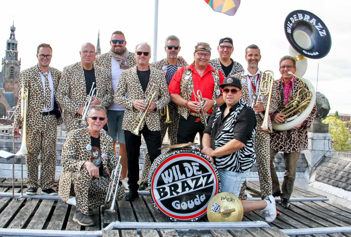 RaymondAarsman1's tweet photo. Goudse dweilorkest Wildebrazz op het dak van de Goudse Waag zaterdag jl. 12:00  uitkijkend over de Markt van #Gouda. https://t.co/OAfDW90wyE https://t.co/QHP37z1hMf