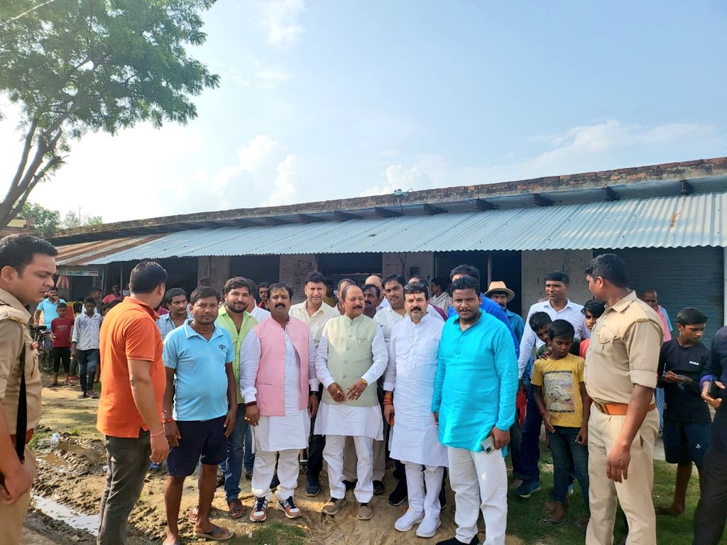 आज अपने संसदीय क्षेत्र-74 के विधानसभा पिण्डरा के ग्राम सभा पिंड्राईं तथा बेंनबस्ती में उपस्थित सम्मानित ग्रामवासियों से भेंट कर, जन-संवाद किया।

सम्मानित ग्रामवासियों की समस्याओ को सुनकर तत्काल निस्तारण हेतु सम्बंधित अधिकारियों को निर्देशित किया।