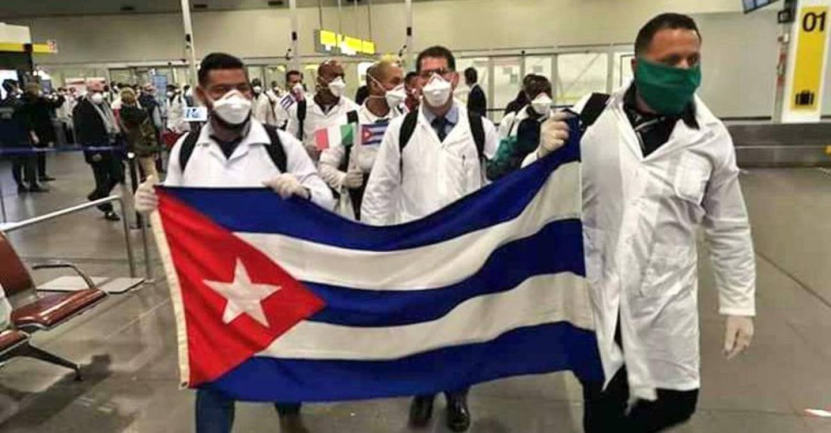 Los profesionales de la salud de Cuba se forman con una gran vinculación a la práctica, con humanismo y solidaridad. #HéroesDeLaSalud #IntegraciónHumanista <a href="/cubacooperaven/">Brigada Médica Cubana en Venezuela</a> <a href="/MINSAPCuba/">Ministerio de Salud Pública de Cuba</a> <a href="/japortalmiranda/">José Angel Portal Miranda</a> <a href="/PardoRegla/">Regla Angulo Pardo</a>