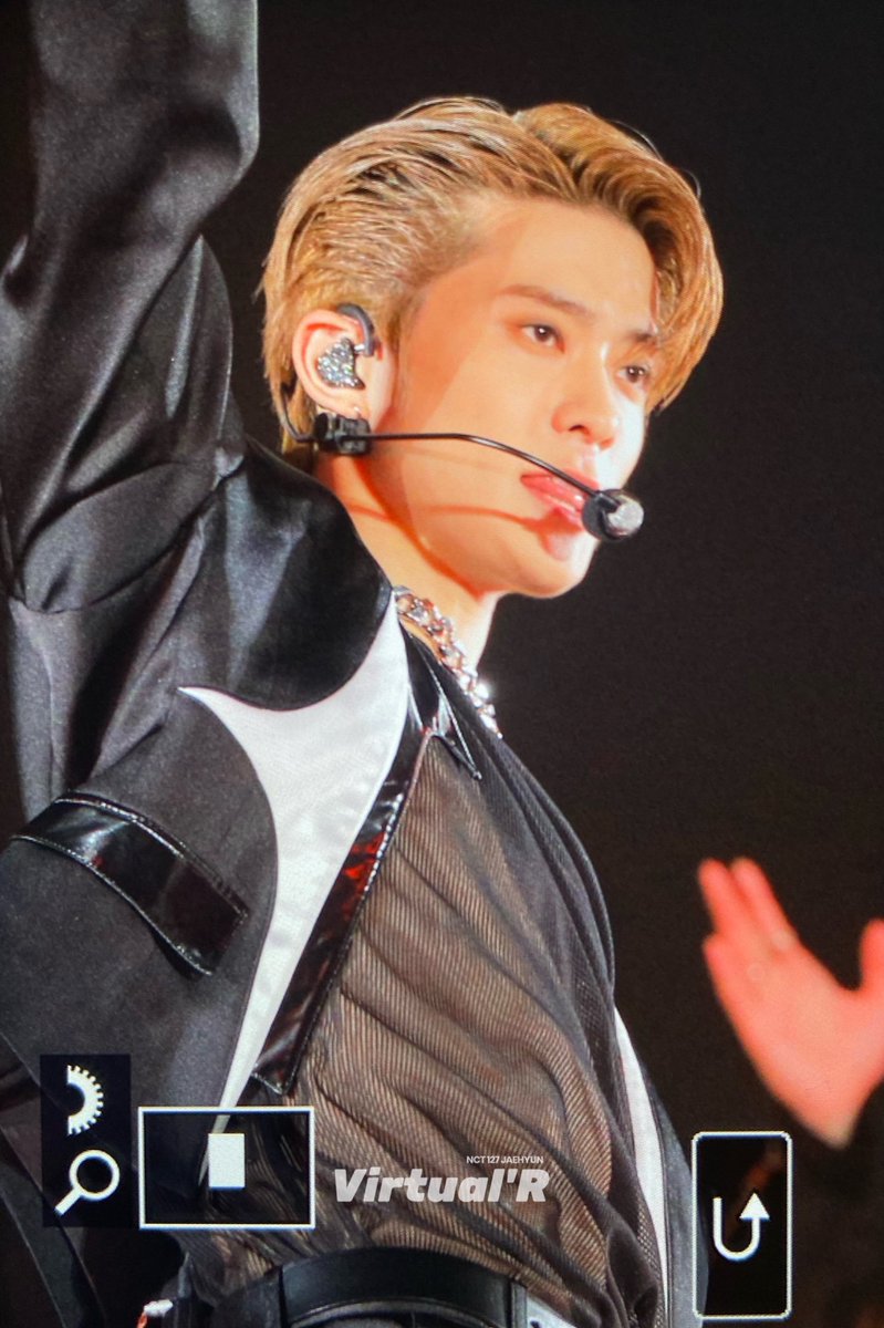 JJHLOOKS's tweet photo. damn jeong jaehyun https://t.co/jqz0IUChxb