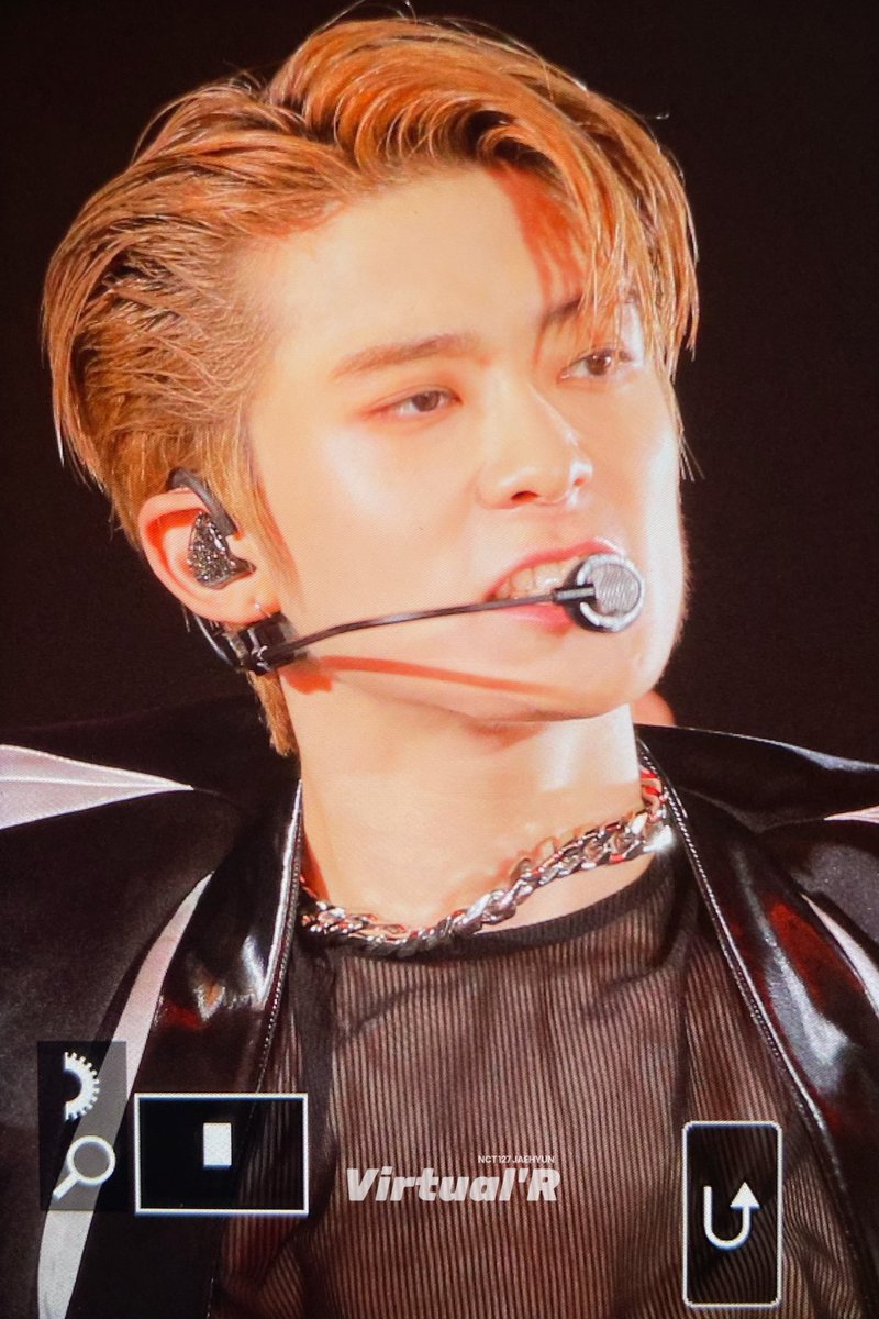 JJHLOOKS's tweet photo. damn jeong jaehyun https://t.co/jqz0IUChxb