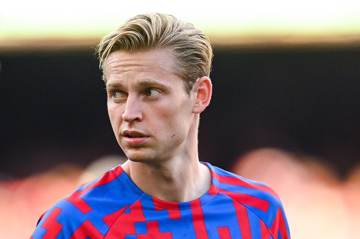 FabrizioRomano's tweet photo. Frenkie de Jong, traveling to London as he will be on holiday after some days off decided by Xavi - it’s not transfer related, no changes about his situation. 🛩🇬🇧 #FCB

No talks with Liverpool: Frenkie has different plans, focused on staying at Barça but not open to salary cut. https://t.co/7acaQTkVTi