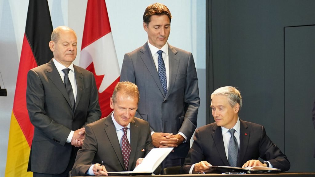 ewb_msv's tweet photo. Canadian federal government signs agreements with German automakers Volkswagen and Mercedes-Benz to cooperate on electric vehicle and battery supply chains, including #mining of required raw materials https://t.co/aJQJlFbeSs #forwardlinkages #greentransition https://t.co/MZ92ZKnOOX