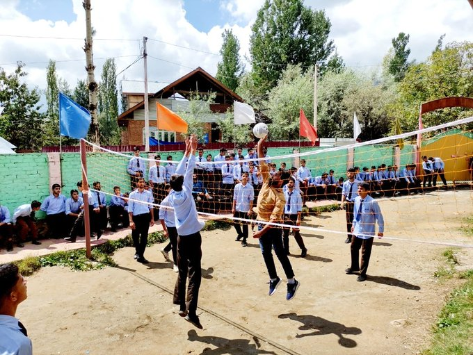 Hassen_Wadiyan's tweet photo. #NationalSportsDay is celebrated to mark the birth anniversary of #MajorDhyanChand, the #Hockey wizard of #India. 45 students & 7 teachers from #Hajibal High School, #Baramulla participated in the #Volleyball match organised by #IndianArmy to remember the #HockeyIcon.
#Kashmir https://t.co/A1ZrGK6ouQ