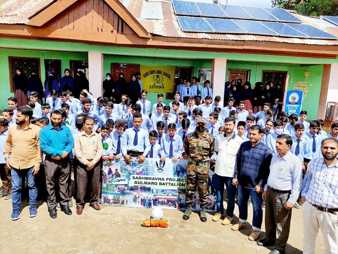 Hassen_Wadiyan's tweet photo. #NationalSportsDay is celebrated to mark the birth anniversary of #MajorDhyanChand, the #Hockey wizard of #India. 45 students & 7 teachers from #Hajibal High School, #Baramulla participated in the #Volleyball match organised by #IndianArmy to remember the #HockeyIcon.
#Kashmir https://t.co/A1ZrGK6ouQ