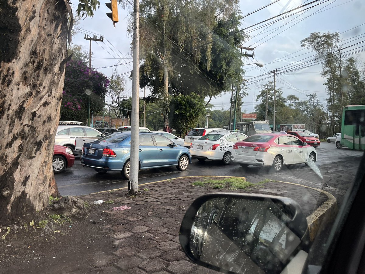 marteipn's tweet photo. @Claudiashein Sra. Claudia mucho le agradeceríamos poner orden por la glorieta de vaqueritos, usan San Lorenzo en sentido contrario causando una caos y tránsito bien Gracias. https://t.co/qrWV4AN5zH