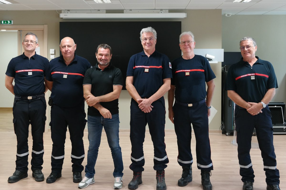 sis_2b's tweet photo. Remise de galons de Ltn-col au médecin-chef C. Hebert, au chef du groupement volontariat P-L. Montet et de l'arrêté de médecin-chef adjoint au commandant J-N. Dubois par le PCASIS H.Vanni en présence des officiers et cadres du #SIS2B.#SPV #valorisation #promotion #reconnaissance https://t.co/qvnU23lc3f