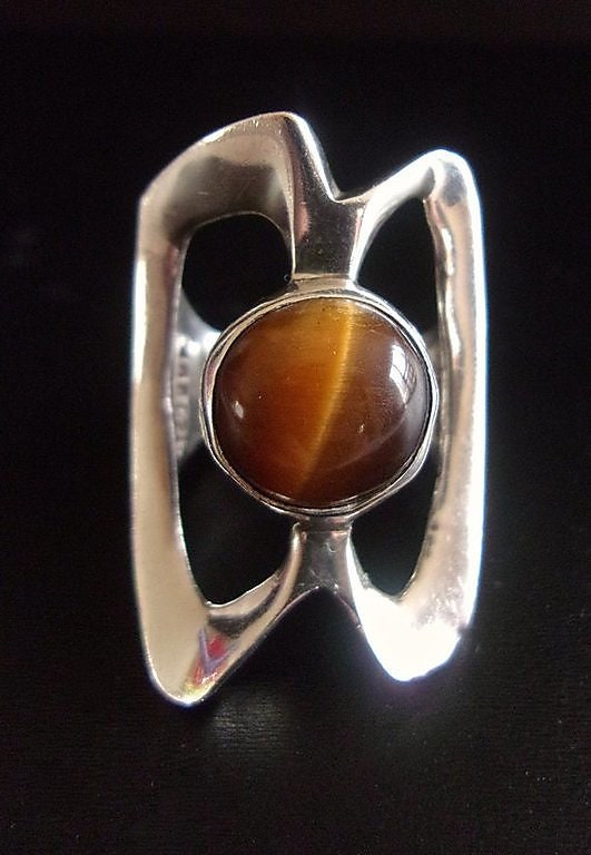 renaissancefai's tweet photo. Tigers Eye Ring Modernist Sterling Silver, Taxco Mexico, Large Artisan, Vintage sz 7.5 https://t.co/iWLT6SvJA7 #brown #no #silver #women #stone #tigereyegemstone #sterlingsilverring #abstractring #geometricring https://t.co/sM39PLNhL7