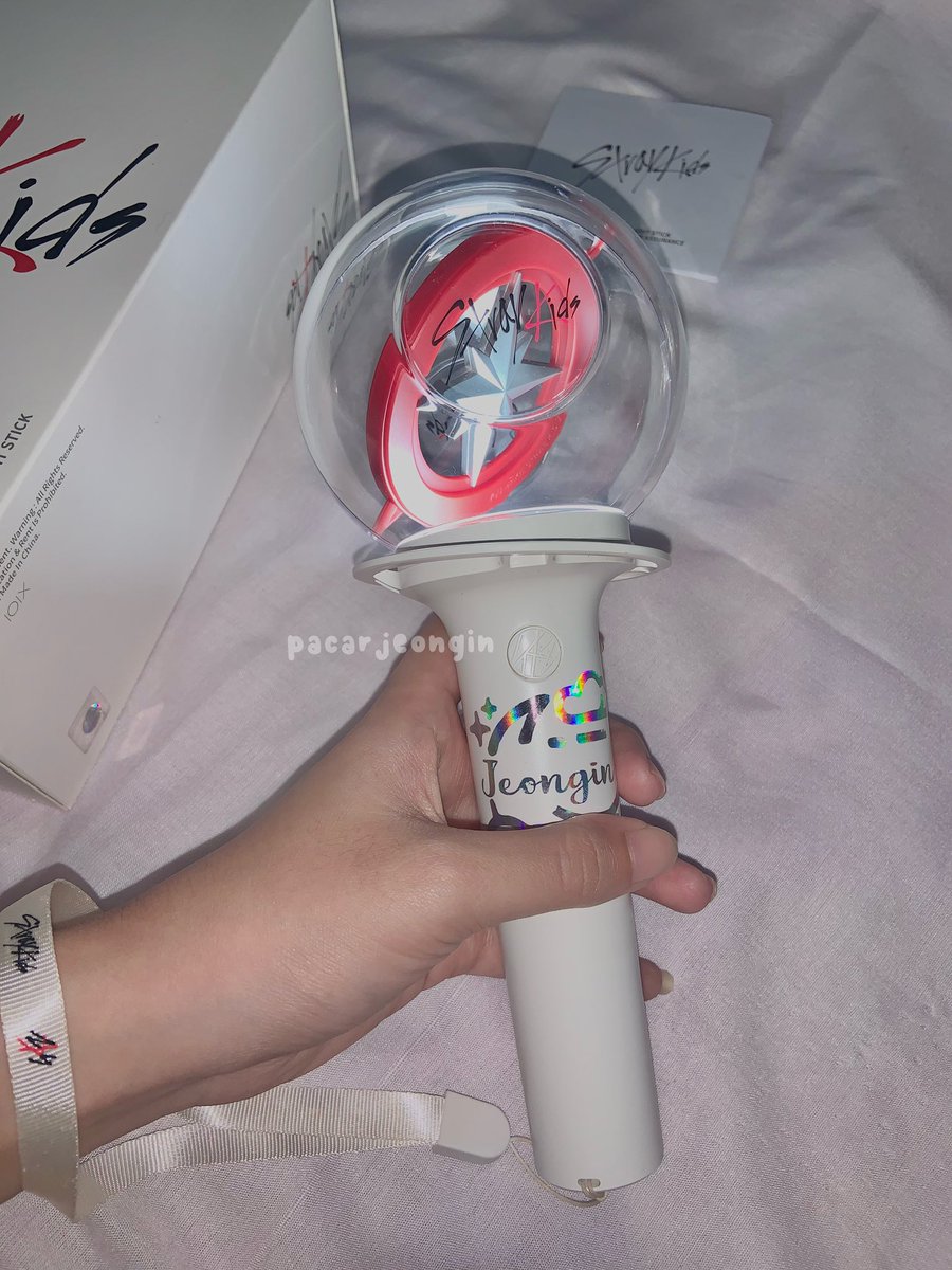 pacarjeongin's tweet photo. wts / want to sell !!

unsealed lightstick nachimbong stray kids
♡ price coba offer aja yaa di dm . .

— good condi!
— kelengkapan yang ada di foto + baterai
— bole keep tapi split payment/ dp yaa
— packing aman &amp; shopee freeong xtra!
— ina only ♡

ada videonya nih dibawah! 🧺 https://t.co/5bmDcYnIZs