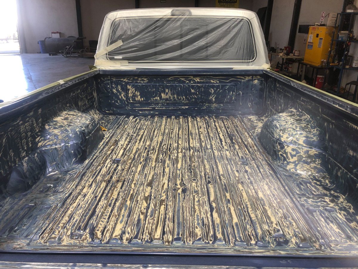 Linexukraina's tweet photo. Що таке Bedliner? Бедлайнер – це зазвичай захисний пластиковий вкладиш на дні вантажного відсіку вантажівки або пікапа. Він прийшов на зміну звичайному покриттю з дощок або ДСП, бедлайнер непогано справлявся із захистом металу кузова від механічних… https://t.co/ZfxYcWITgg https://t.co/bppsdFsQQD