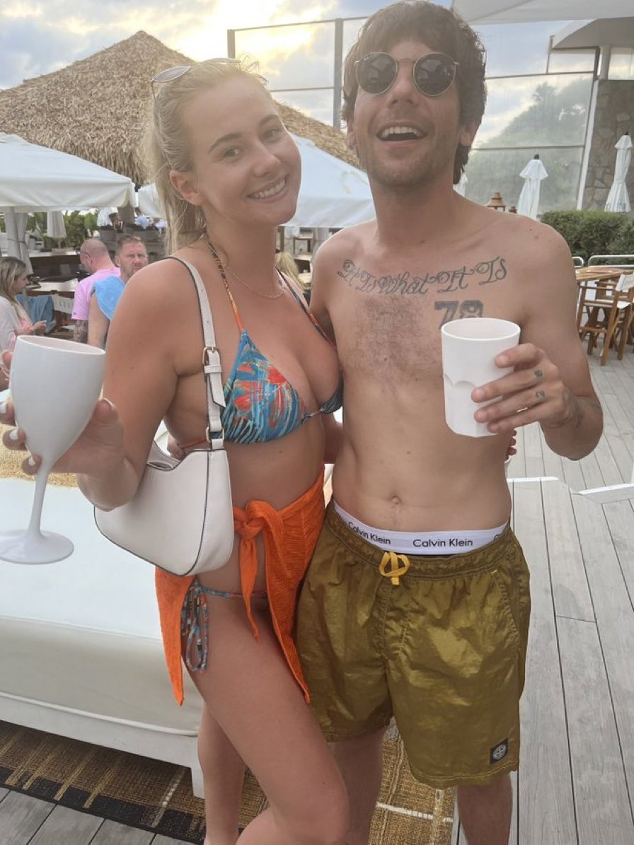 lwt91luvr's tweet photo. i love all of the fans so much but please stop sending me these pictures of my bf wrapped around another woman. this is not me and it is hard enough knowing this has happened without seeing it https://t.co/HFjMsOoheE