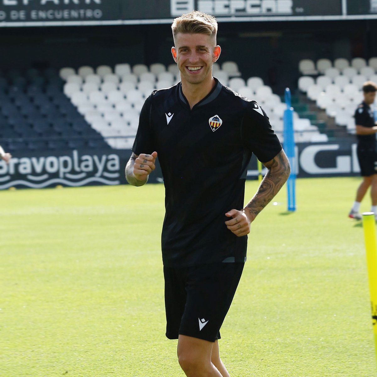Raul_Sanchez_10's tweet photo. Ya estamos aquí Castellón 👊🏼⚽️ #PPO https://t.co/wuGeqWEKBW