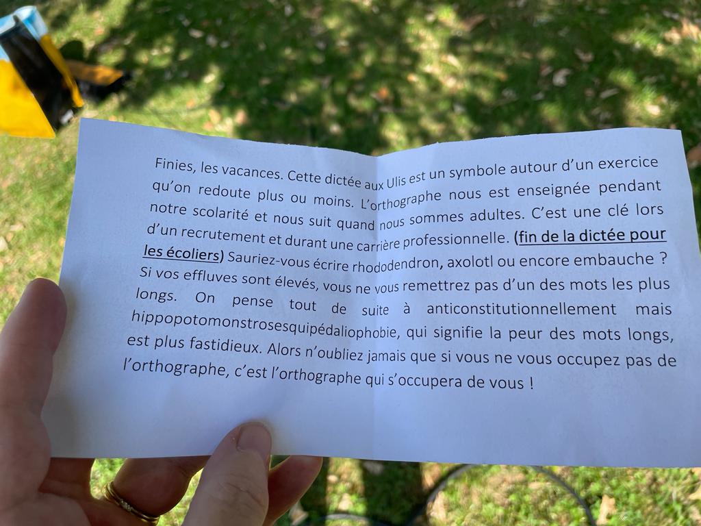 laurencethibau4's tweet photo. S'est muni d'une feuille et d'un stylo, que le Pôle emploi Les Ulis s'est associé le 26 août 2022 à l'événement de la ville des Ulis pour sa "Dictée Géante". C'est au gré de la voix de Rachid Santaki que nos demandeurs d'emploi ont pu parfaire leurs compétences! #onestlàpourvous https://t.co/glpyYLto6i