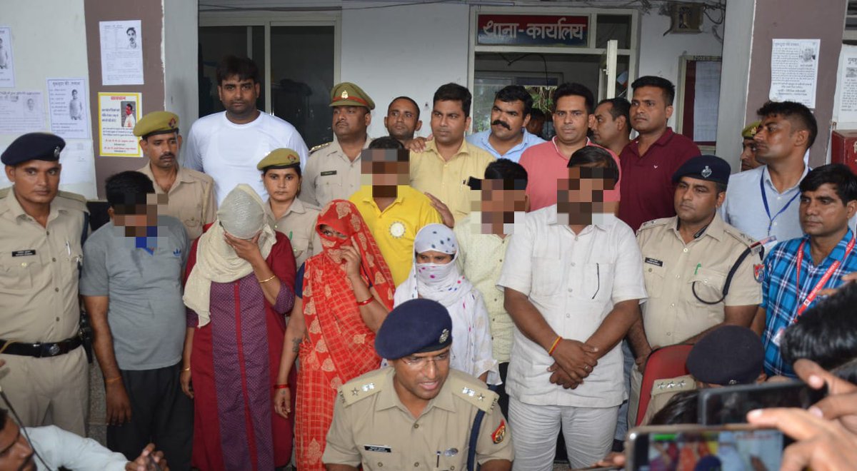 spgrpagra's tweet photo. बच्चा चोरी करके बेचने वाले संगठित गैंग को पुलिस ने भेजा सलाखों के पीछे

@IPSMdMustaqueके निर्देशन में मथुरा GRPद्वारा बच्चा चोरी कर बेचने वाले गैंग का पर्दाफाश,अपह्त बच्चे की बरामदगी सहित 8अभि०गिरफ्तार।
 बच्चे को पाकर मां ने आंखो में आसू लिए पुoटीम का किया आभार। https://t.co/Mk6BSe6Vo0