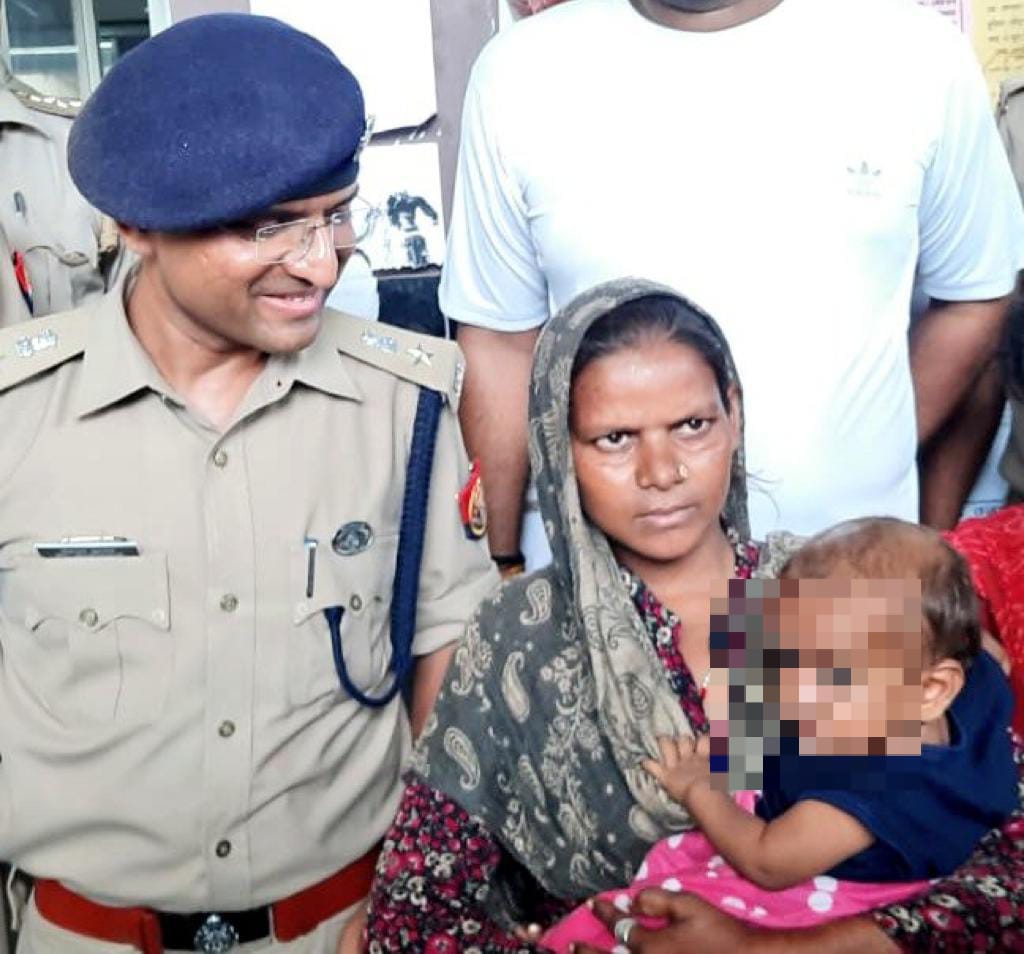 spgrpagra's tweet photo. बच्चा चोरी करके बेचने वाले संगठित गैंग को पुलिस ने भेजा सलाखों के पीछे

@IPSMdMustaqueके निर्देशन में मथुरा GRPद्वारा बच्चा चोरी कर बेचने वाले गैंग का पर्दाफाश,अपह्त बच्चे की बरामदगी सहित 8अभि०गिरफ्तार।
 बच्चे को पाकर मां ने आंखो में आसू लिए पुoटीम का किया आभार। https://t.co/Mk6BSe6Vo0