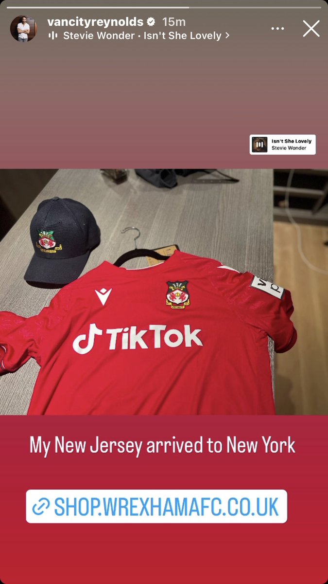 WrexhamFCFans's tweet image. 📸 | @VancityReynolds has his hands on #TheRedOne! 

Isn’t she lovely?

#WelcomeToWrexham | #WrexhamFX | #WxmAFC