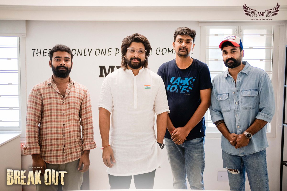 Movieupdates69's tweet photo. Pictures of 𝑰𝒄𝒐𝒏 𝒔𝒕𝑨𝑨r @alluarjun launching the Intriguing #BREAKOUT Trailer 📸l

Have you watched it yet?! 
▶️ https://t.co/FHe0QZYtog

#RajaGoutham @its_Subbu4U @anilmoduga #Mohanchary @msjonesrupert #TheRevengerz @saimaneendhar @srivas19 @BK_Konduri @anilmodugafilms https://t.co/kdoVK7dKTs