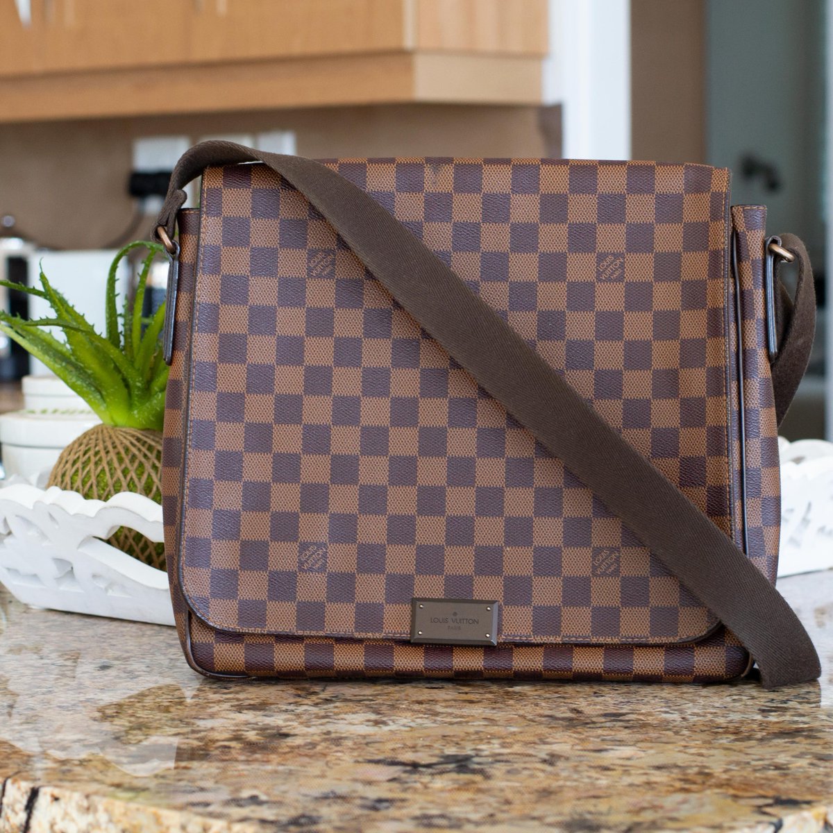 luxityZA's tweet photo. Stylish and practical, we're obsessed with this Louis Vuitton Messenger bag 😍👜

🛍️ - https://t.co/i2ncusdUg9 https://t.co/J7I6j5nbNI
