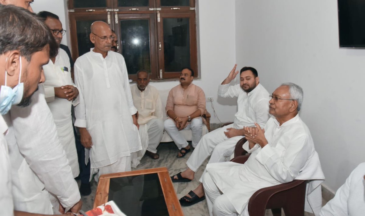 NitishKumar's tweet photo. वैशाली के राघोपुर स्थित रूस्तमपुर गांव में पूर्व मंत्री स्वर्गीय उदय नारायण राय उर्फ भोला राय जी के तैल चित्र पर पुष्प अर्पित कर श्रद्धांजलि दी। https://t.co/Wn24Trn76P