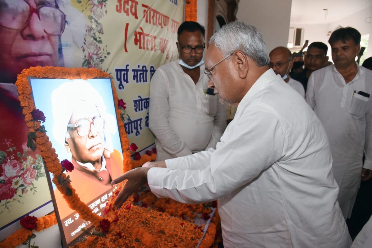 NitishKumar's tweet photo. वैशाली के राघोपुर स्थित रूस्तमपुर गांव में पूर्व मंत्री स्वर्गीय उदय नारायण राय उर्फ भोला राय जी के तैल चित्र पर पुष्प अर्पित कर श्रद्धांजलि दी। https://t.co/Wn24Trn76P