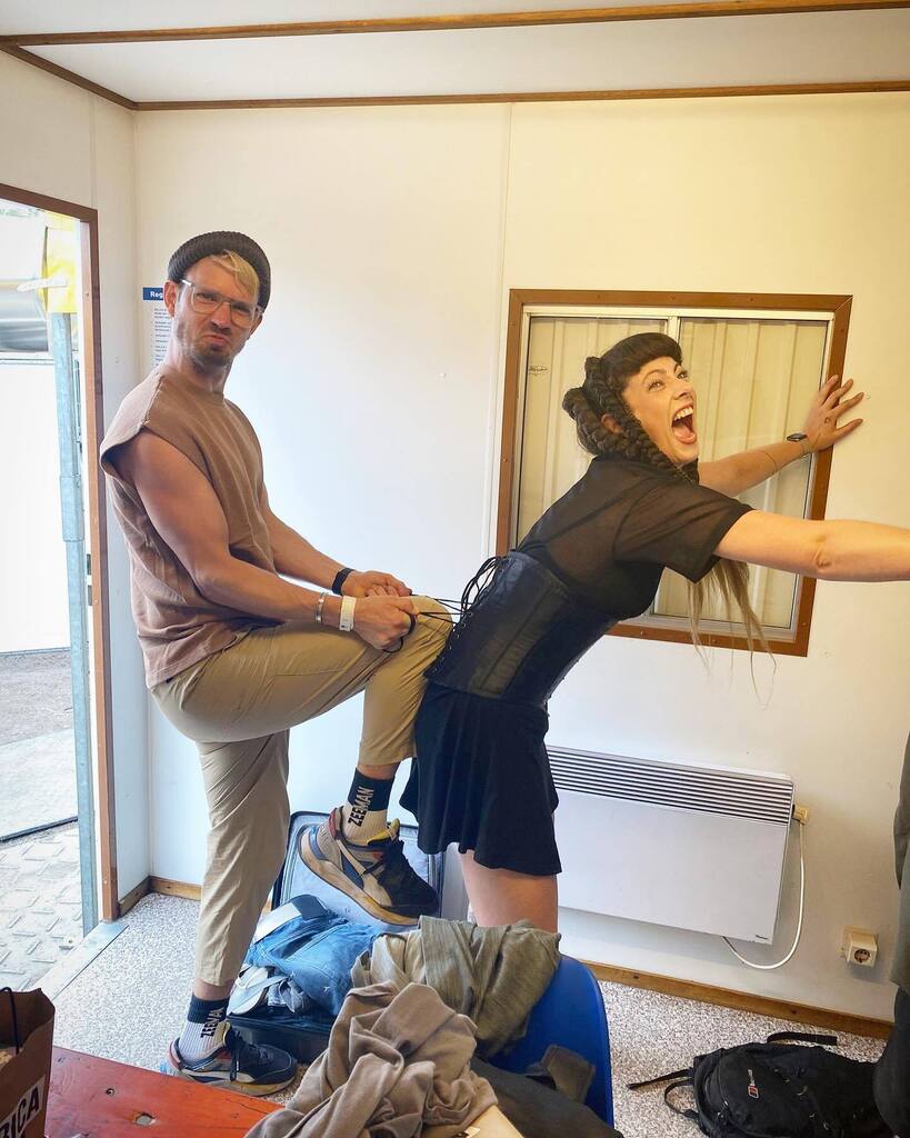 cutunderscore's tweet image. Party hard in the weekend.
Thanks @zomerparkfeest for having us. 
As you can tell we had fun!
🤪

#zomerparkfeest #tour #liveshow #kickinit #corset #backstage #cutunderscore #cut_ #dance #braids #livevocals #fun #festival #wild #electronicliveshow #live #dancemusic