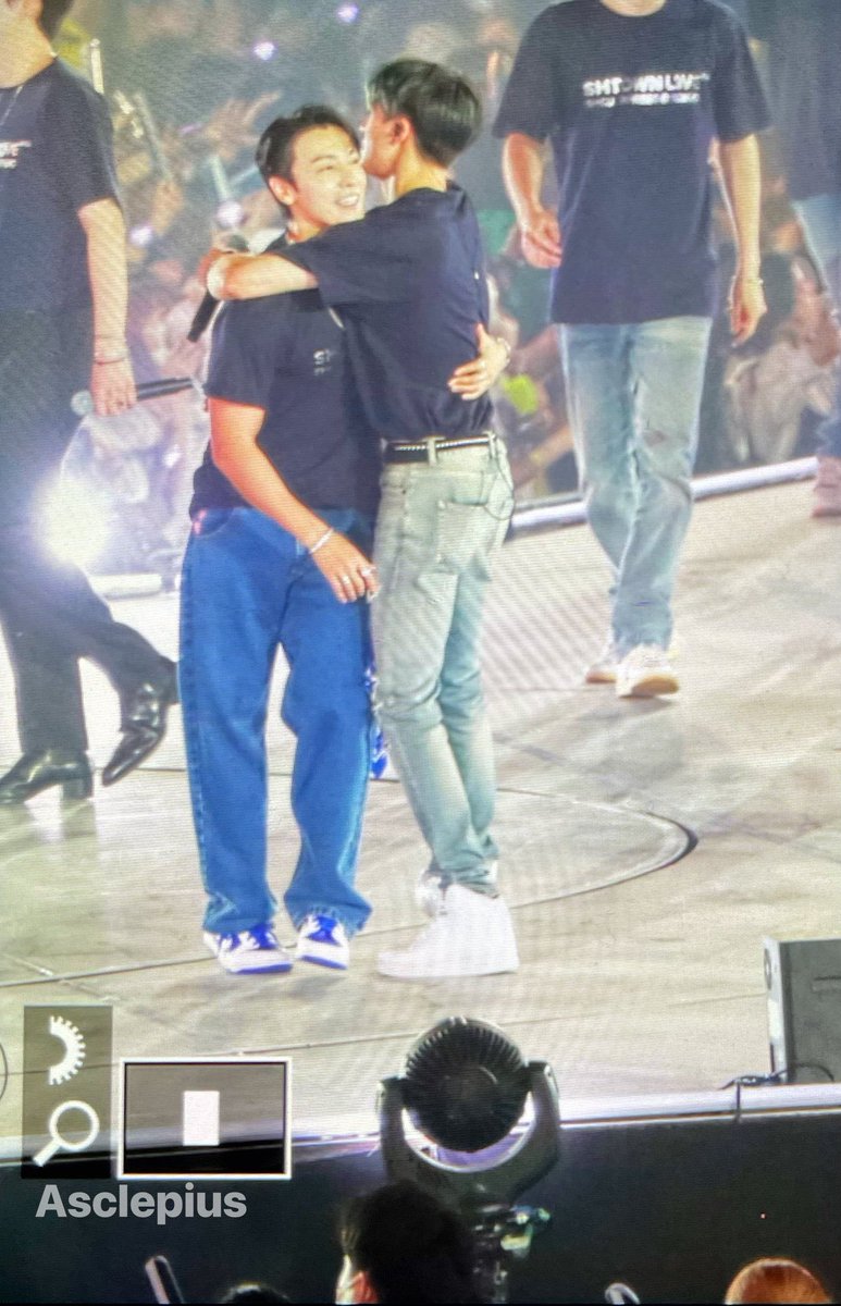 xiaodejoe's tweet photo. The way Jeno is taller than Donghae now 😫💙 https://t.co/d6FOtEw2Yp