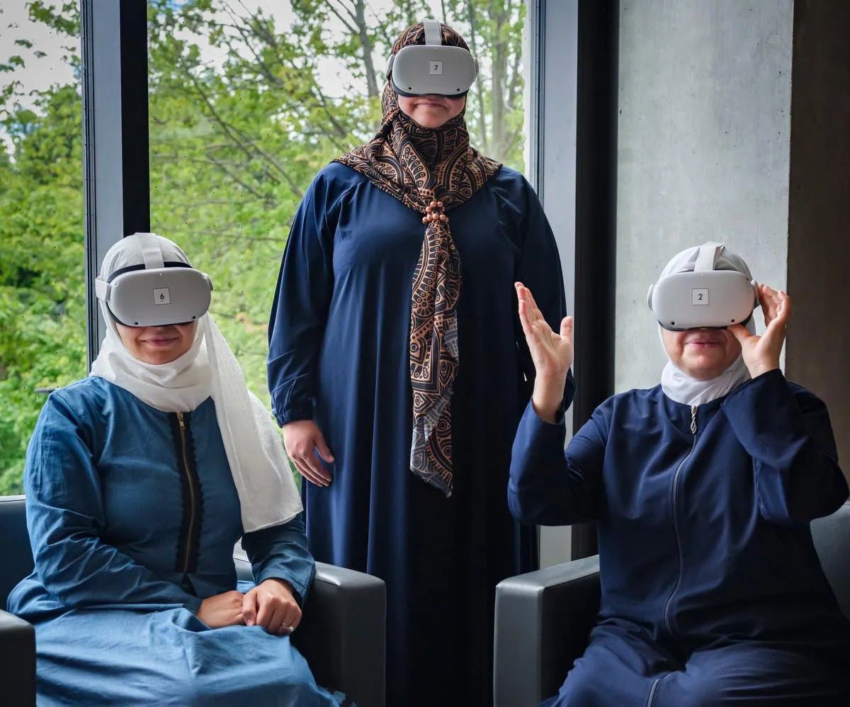UTMEducation's tweet photo. #UTMEducation is in the Toronto Star! Congrats to our hardworking EDS students who launched our virtual reality language program test pilot for newcomer and refugee participants this summer. Read the article at https://t.co/lqZgilq9ix https://t.co/k8e6SEsAs5