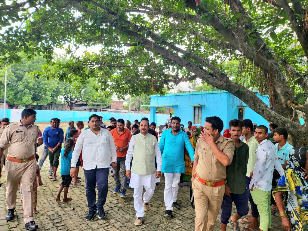 आज अपने संसदीय क्षेत्र-74 के विधानसभा पिण्डरा के ग्राम सभा समोगरा के पंचायत भवन पर उपस्थित सम्मानित ग्रामवासियों से भेंट कर, जन-संवाद किया।

सम्मानित ग्रामवासियों की समस्याओ को सुनकर तत्काल निस्तारण हेतु सम्बंधित अधिकारियों को निर्देशित किया।