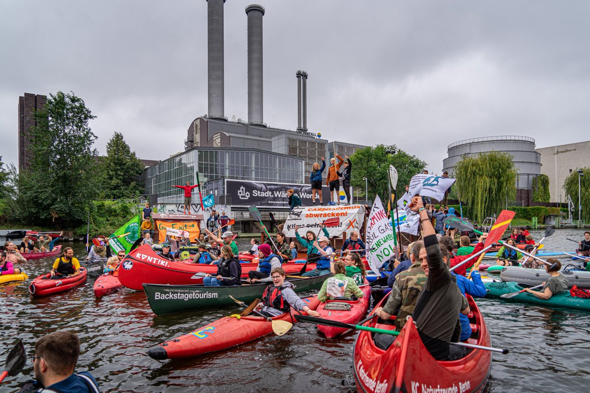 BUNDjugend_Bln's tweet photo. Mit ca. 150 Menschen sind wir gestern vor das Gaskraftwerk Mitte gepaddelt, um gegen Gas und für eine klimagerechte #Wärmewende zu protestieren. #ClimateandBoat

Wir brauchen zukunftsfähige Lösungen statt Fracking-Gas und neue fossile Infrastruktur auf Jahrzehnte.

#BUNDjugend https://t.co/PbMTkfdErU