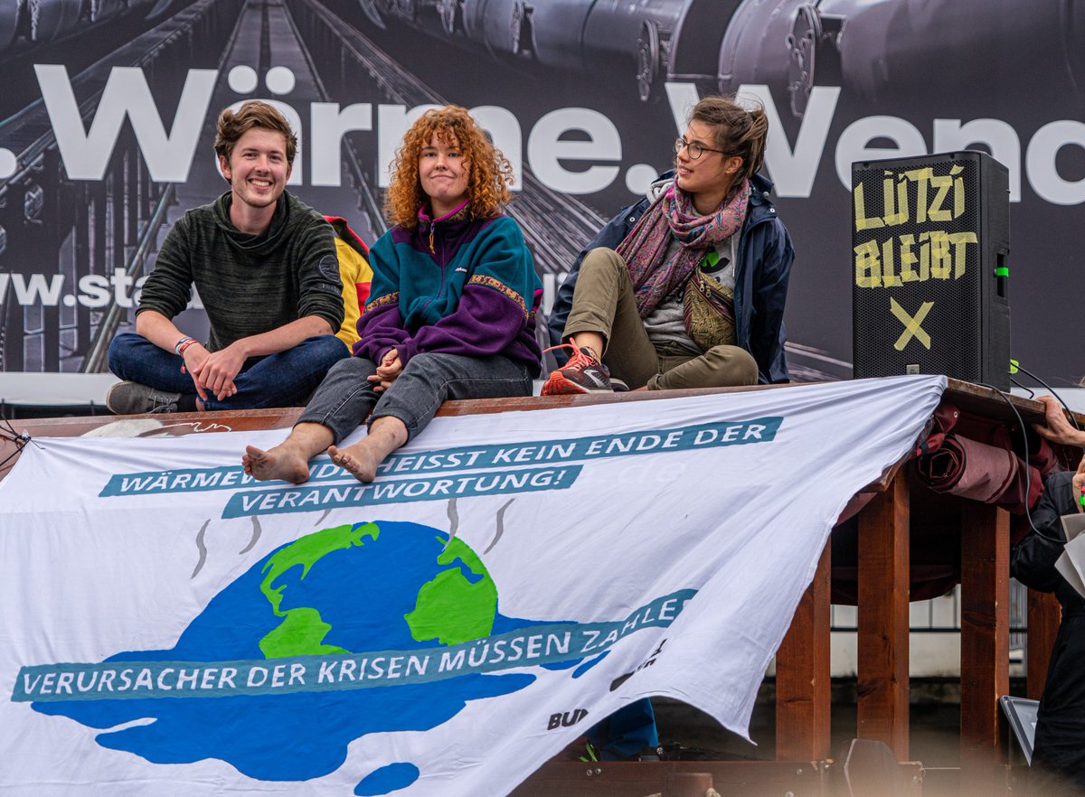 BUNDjugend_Bln's tweet photo. Mit ca. 150 Menschen sind wir gestern vor das Gaskraftwerk Mitte gepaddelt, um gegen Gas und für eine klimagerechte #Wärmewende zu protestieren. #ClimateandBoat

Wir brauchen zukunftsfähige Lösungen statt Fracking-Gas und neue fossile Infrastruktur auf Jahrzehnte.

#BUNDjugend https://t.co/PbMTkfdErU