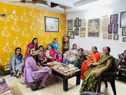 OfficeofAmrita's tweet photo. आज @DelhiPMC अध्यक्ष @AmritaDhawan1 जी ने उपाध्यक्ष @NikitajiNetaji द्वारा "हरतालिका तीज" के अवसर पर आयोजित मेहंदी कार्यक्रम में शिरकत की। https://t.co/DZDEpRkJxC