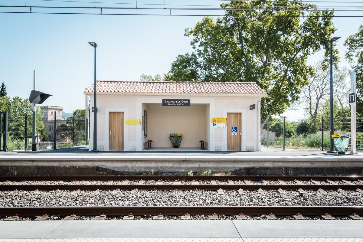 ConnectGares's tweet photo. Redonnons vie à nos gares ! Le travail de nos équipes et de @sncfreseau a permis de réouvrir l'accès aux gares de Bagnols-sur-Cèze et de Pont-Saint-Esprit sur la ligne Rive Droite du Rhône en @Occitanie, pour des trajets du quotidien toujours plus accessibles 💪 https://t.co/NqmmuZJP38