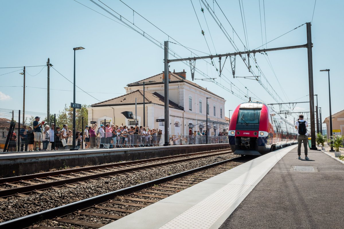 ConnectGares's tweet photo. Redonnons vie à nos gares ! Le travail de nos équipes et de @sncfreseau a permis de réouvrir l'accès aux gares de Bagnols-sur-Cèze et de Pont-Saint-Esprit sur la ligne Rive Droite du Rhône en @Occitanie, pour des trajets du quotidien toujours plus accessibles 💪 https://t.co/NqmmuZJP38