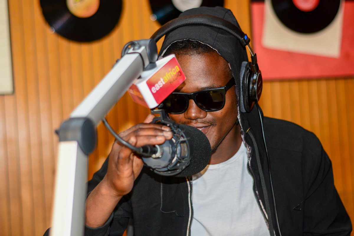 earadiofm's tweet photo. #BURUDANI Msanii #ChinBees amesema amerudi kwenye game baada ya ukimya mrefu na mashabiki zake wategemee kazi zaidi pamoja na videos kali.

"The King is back, nawapenda sana watu wanaonisapoti na nawakubali. Mimi sio kitu bila wao, mziki unaongea. Nina Chupa la dunia kali kabisa" https://t.co/jnl1fv9ClA