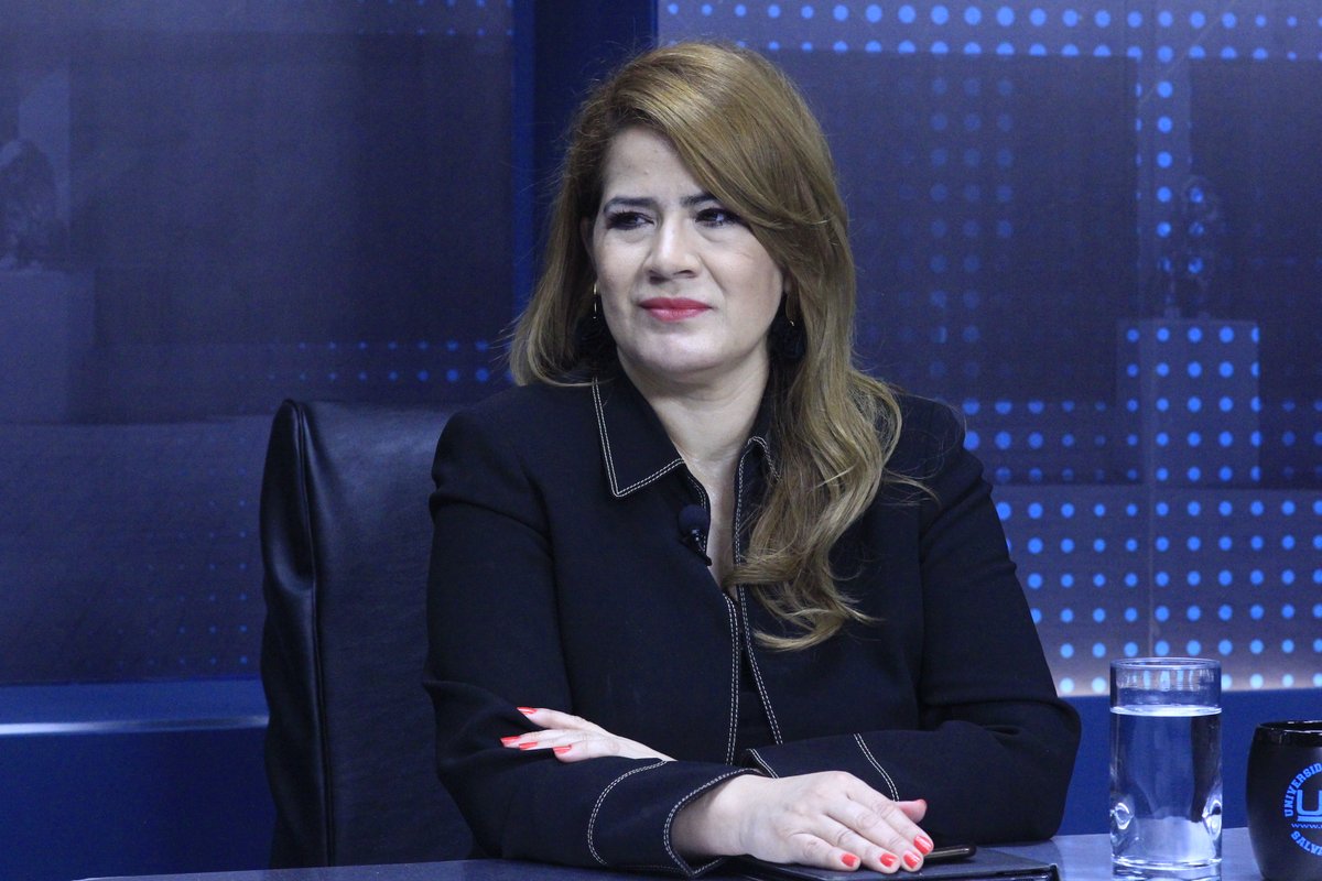 InformaTV_'s tweet photo. #EncuentroTVX| ”Estamos demandando a #RobertoSilva por 3 delitos y uno de ellos tiene una pena de 4 a 6 años, en la #audiencia dijo que estaba dispuesto a pedir perdón, pero mostraba actitud de odio”, dice @KarinaSosa_2, diputada del @FMLNoficial al @PARLACEN. https://t.co/le8rK80GhJ