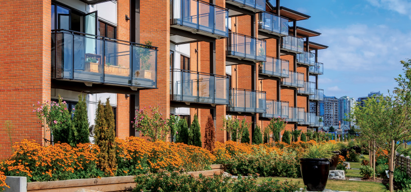 APCHQ's tweet image. #Elections2022 L’habitation comme enjeu central de la campagne 🏘️

L’@APCHQ souhaite que les différentes formations politiques fassent de l’habitation une priorité  + proposent des moyens concrets pour rattraper le retard en matière de logements #polqc 

📌bit.ly/3e6abCX