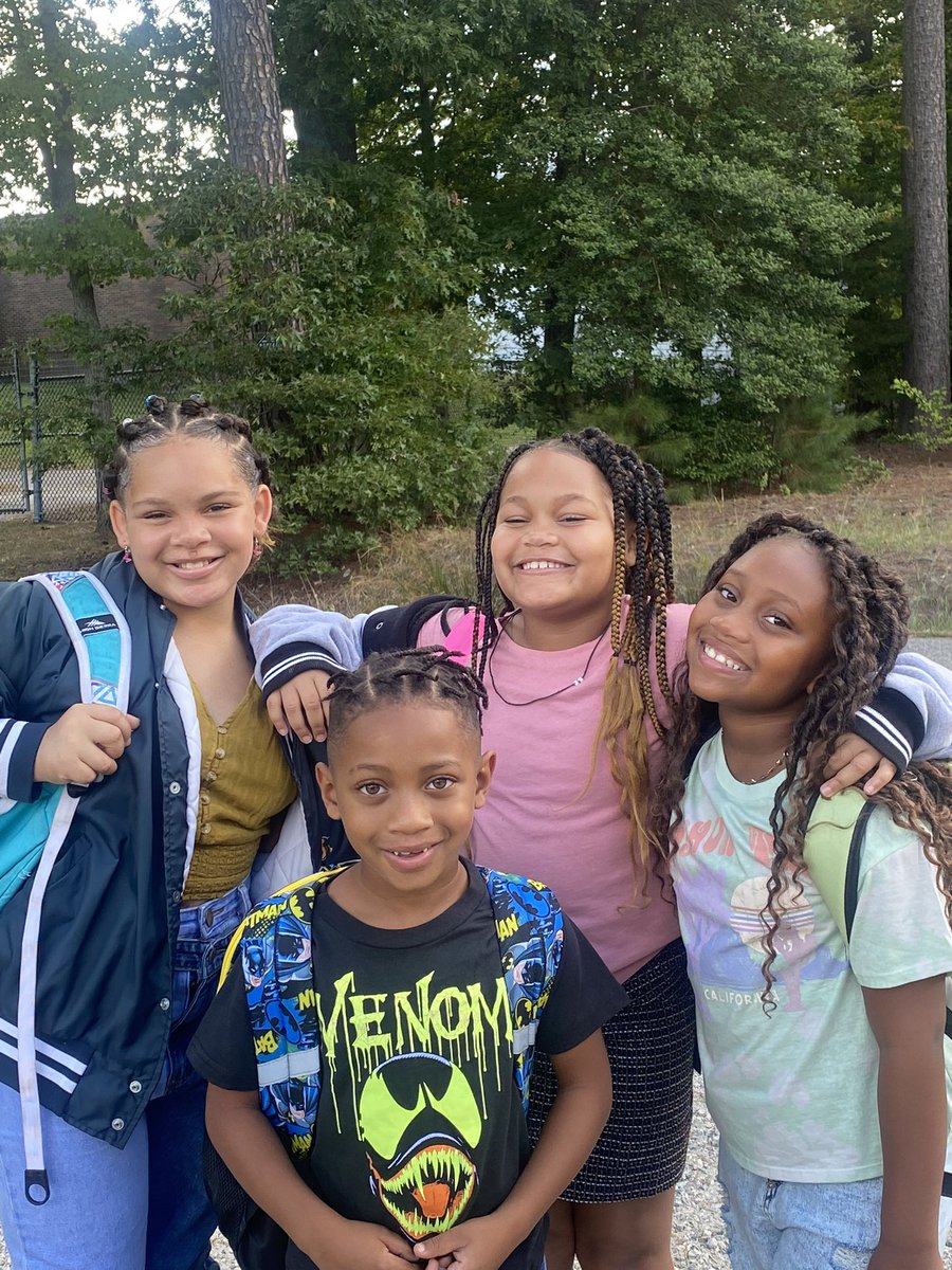 MrsCHaskins's tweet photo. Praying for all to experience light, love, safety, & success this year! This crew is Penguin ready!
@LLES_WJCC @WJCCSchools @drkmswann
#firstdayofschool
#watchoutworld https://t.co/vefmLjIpmY