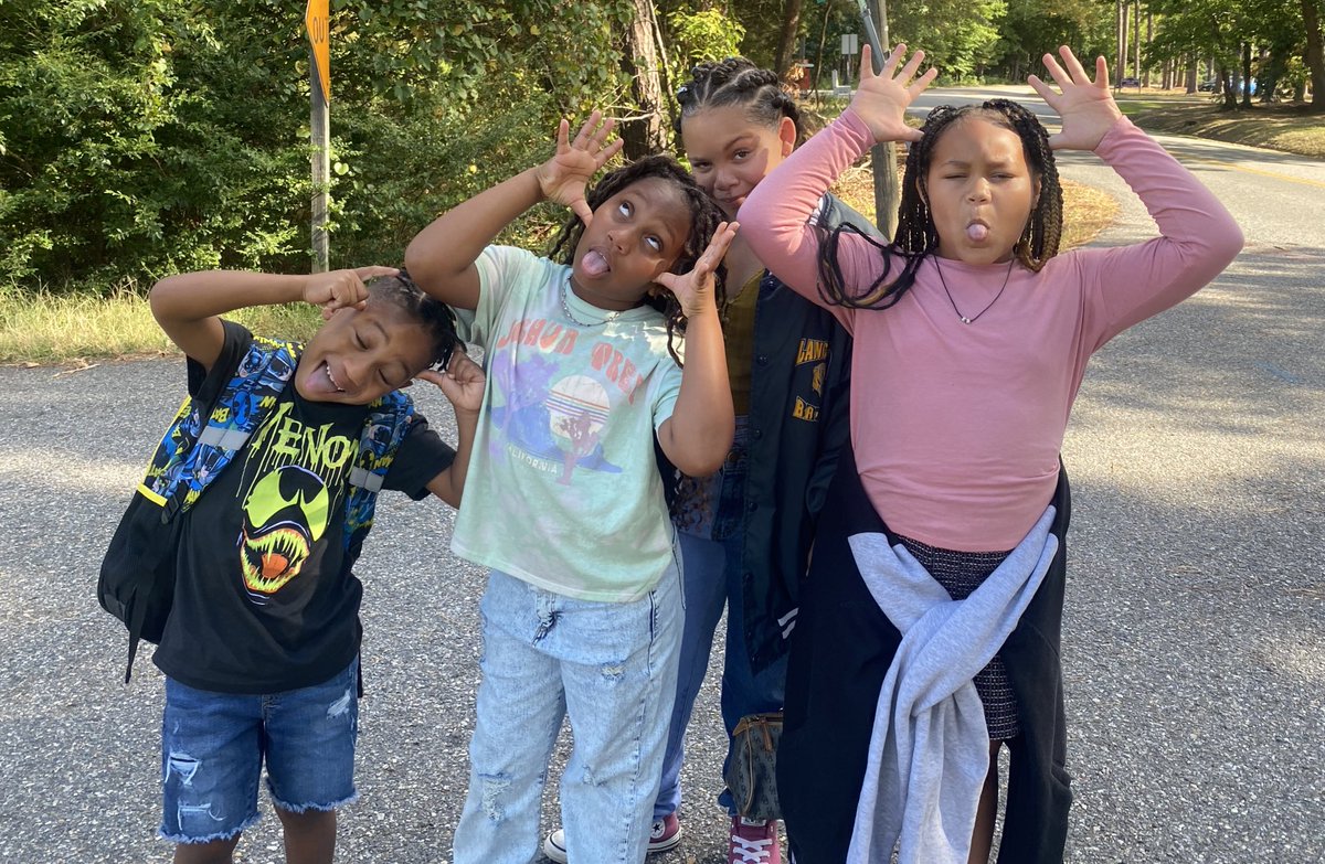 MrsCHaskins's tweet photo. Praying for all to experience light, love, safety, & success this year! This crew is Penguin ready!
@LLES_WJCC @WJCCSchools @drkmswann
#firstdayofschool
#watchoutworld https://t.co/vefmLjIpmY