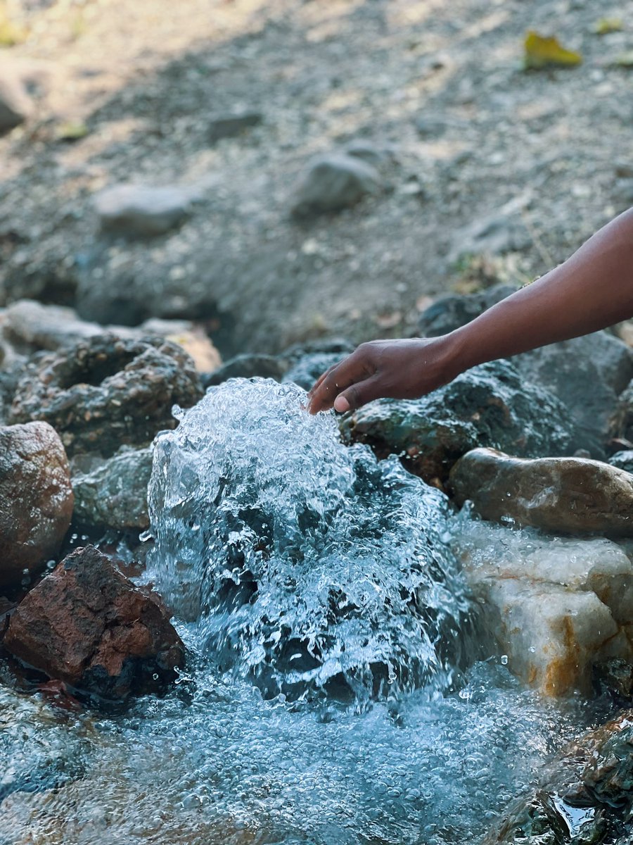 phiri_liyah's tweet photo. Chinyunyu hot spring is a natural resource located in Chongwe District along Great East Road. Hot water springs out of the rocks below and in most cases, the water is too hot to place your hand in it. This is a must visit.
#takeaholidayhaveitlocal
#destinationzambia
#SuperbZambia https://t.co/CEcjd7IvVY