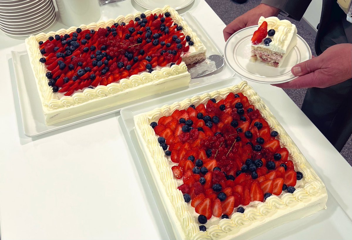 HannukainenJuho's tweet photo. Kollega jäi eläkkeelle 48-vuotisen VR-työuran jälkeen.😲 Mahtavia eläkepäiviä, Esko! 🤩👏🏼 #yhteisellämatkalla #vrduuni https://t.co/khFrdRNiOh